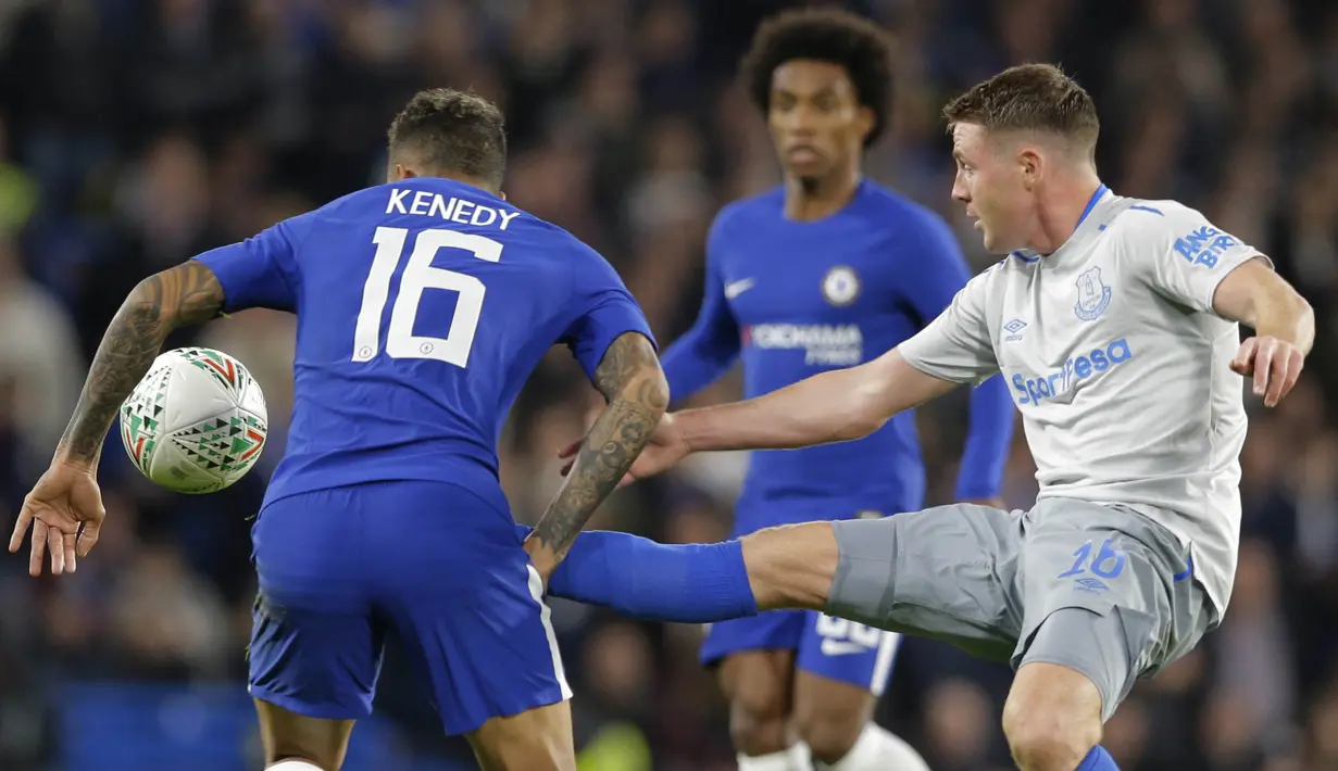 Gelandang Everton, James McCarthy, berusaha melewati gelandang Chelsea, Kenedy, pada laga Piala Liga di Stadion Stamford Bridge, London, Rabu (25/10/2017). Chelsea menang 2-1 atas Everton. (AP/Alastair Grant)