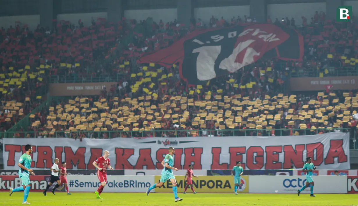Jersey raksasa yang bertuliskan Ismed Sofyan lengkap dengan nomor punggungnya 14 juga turut memeriahkan tribute untuk pemain 43 tahun itu. (Bola.com/Bagaskara Lazuardi)