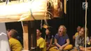 Sejumlah siswa sedang menyaksikan pagelaran wayang kulit di Jakarta Intercultural School (JIS) Elementary, Jakarta, Kamis (2/11). Kegiatan ini bertujuan memperkenalkan ragam budaya Indonesia. (Liputan6.com/Fery Pradolo)