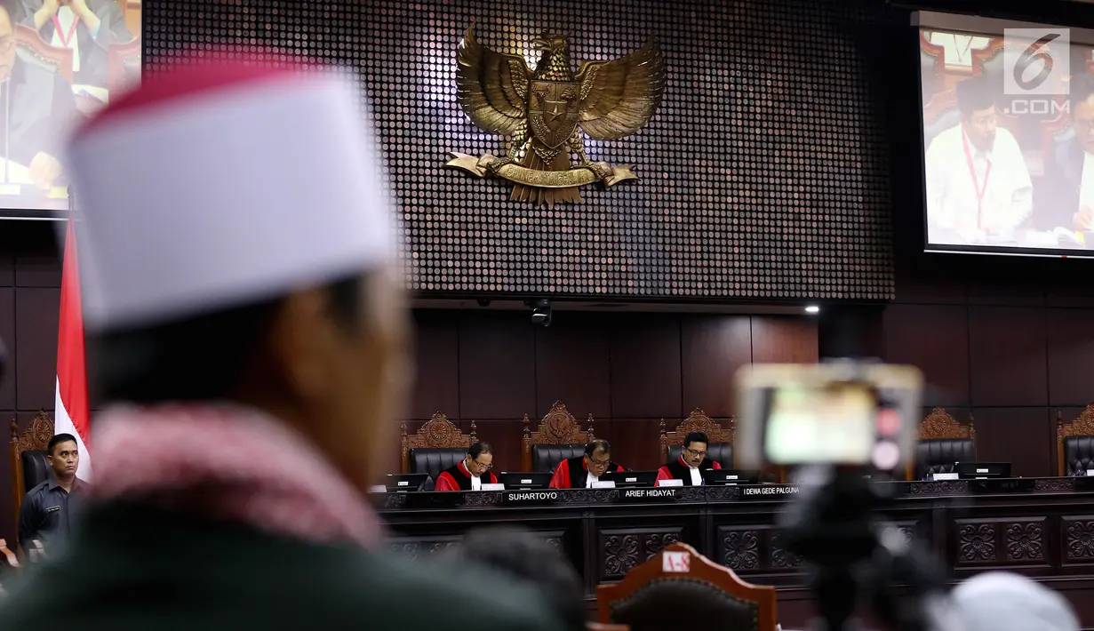 Suasana sidang perdana Pengujian UU Ormas, di Gedung Mahkamah Konstitusi, Jakarta, Rabu (26/7). Pengujian UU ini terkait Peraturan Pemerintah Pengganti Undang-Undang Nomor 2 Tahun 2017 tentang Oganisasi Kemasyarakatan. (Liputan6.com/Johan Tallo)