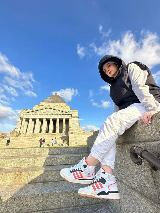 Dengan low angle, Putri Anne tampil fierce dengan lipstik cokelat [@anneofficial1990]