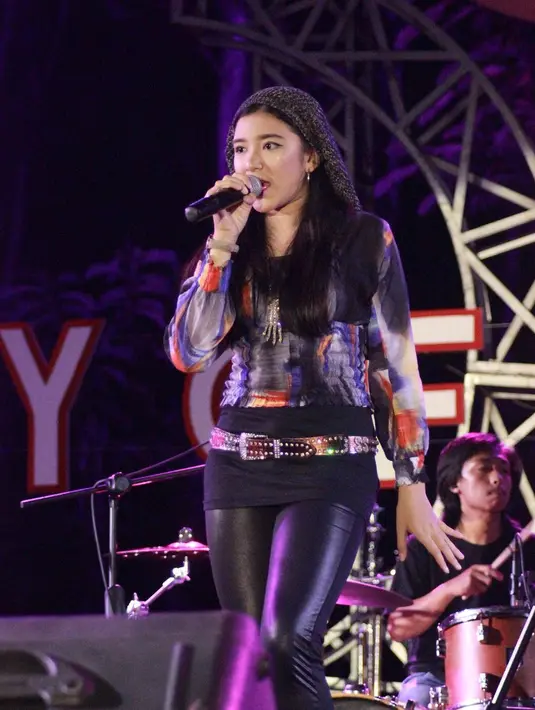 Berkat hobi menyanyinya sejak duduk di bangku Taman Kanak-kanak (TK), kini Tiara berhasil tampil di Indonesian Idol. Selain suaranya, paras Tiara juga sangat cantik. Ditambah dengan pandai memadu padankan busana, penampilan Tiara di atas panggung menjadi memukau. (Liputan6.com/IG/@tiaraanugrahh)