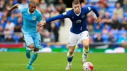 Gelandang Manchester City  Fernandinho (kiri) berebut bola dengan Gelandang Everton Ross Barkley pada pertandingan Liga Premier Inggris di Stadion Goodison Park, Inggris, Minggu (24/8/2015). City berhasil menaklukan Everton 2-0. (Reuters/Jason Cairnduff)