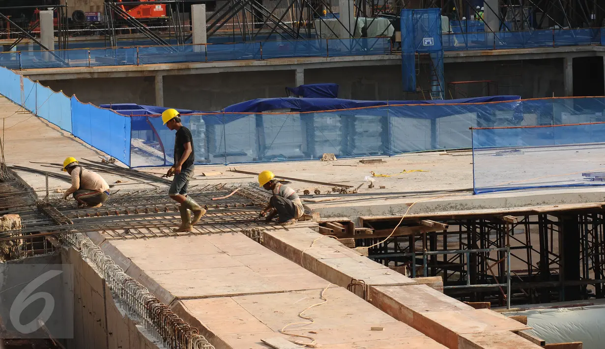 Pekerja melakukan pengerjaan renovasi Stadion Renang Gelora Bung Karno, Jakarta, Jumat (24/3). Stadion Renang GBK ditarget selesai Oktober 2017 dan akan menjadi salah satu stadion renang terbesar di Asia. (Liputan6.com/Helmi Fithriansyah)
