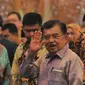 Wapres Jusuf Kalla (kanan)melambaikan tangan kepada awak media saat menghadiri peringatan Hari Konstitusi di Kompleks Parlemen, Senayan, Jakarta, Selasa (18/8/2015). (Liputan6.com/Herman Zakharia)