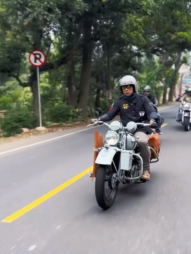 Me Time ala Ridwan Kamil Usai Urus Keperluan Keluarga, Potong Rambut hingga Motoran