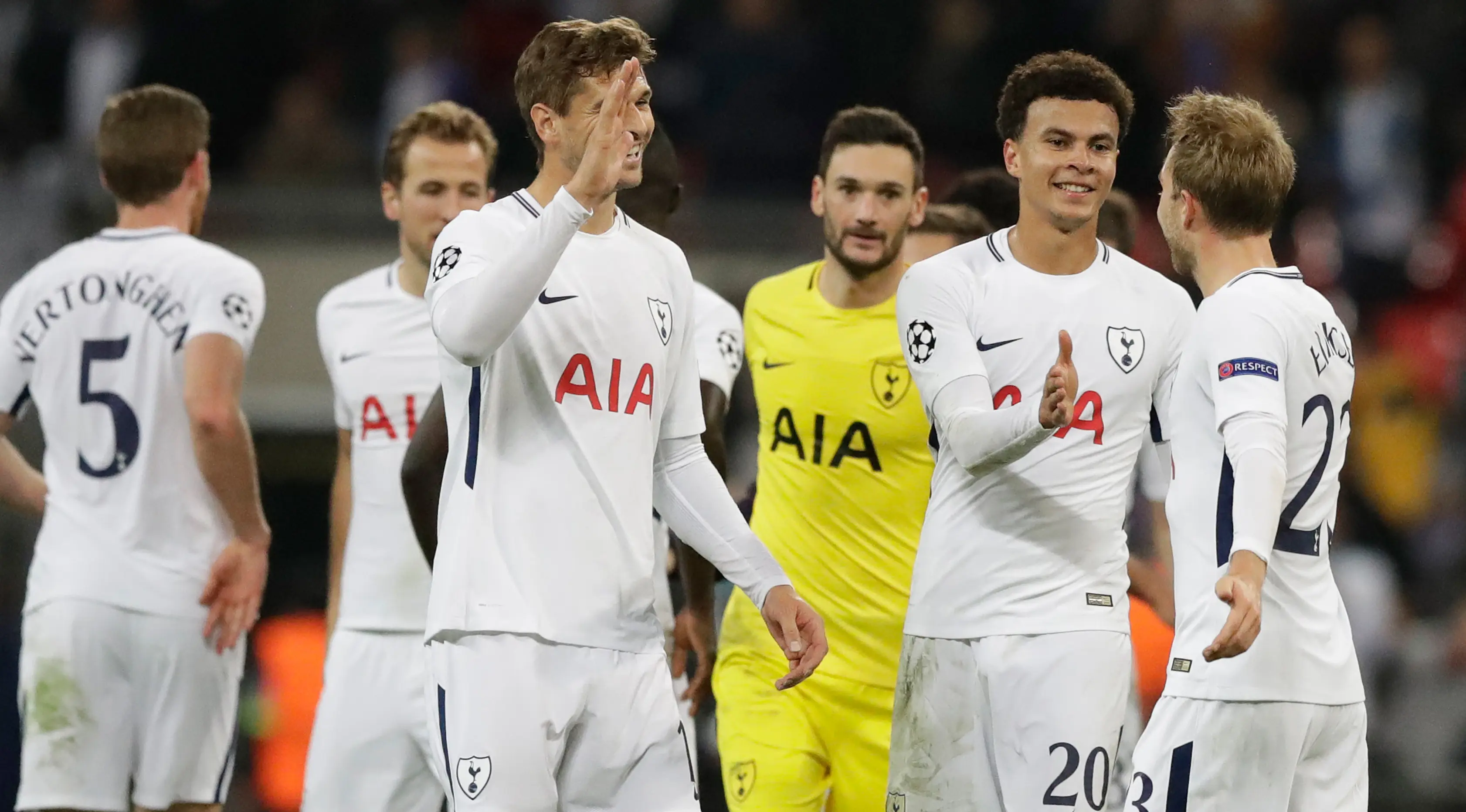 Pemain Tottenham Hotspur merayakan kemenangan atas Real Madrid pada pertandingan keempat Grup H Liga Champions di Stadion Wembley, Rabu (1/11). Tottenham Hotspur menaklukkan sang juara bertahan Real Madrid, 3-1. (AP/Matt Dunham)