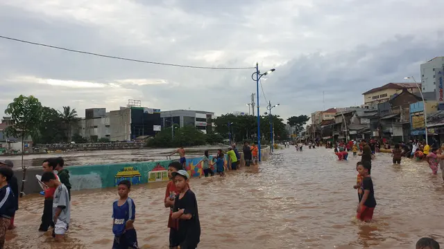 Banjir di Kampung Pulo dan Bukit Duri