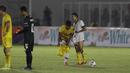 Gelandang Madura United, Andik Vermansah, bertukar jersey dan celana dengan gelandang Bhayangkara FC, Wahyu Suboseto, pada laga Liga 1 2019 di Stadion Madya, Jakarta, Senin (5/8). Kedua tim bermain imbang 1-1. (Bola.com/M iqbal Ichsan)