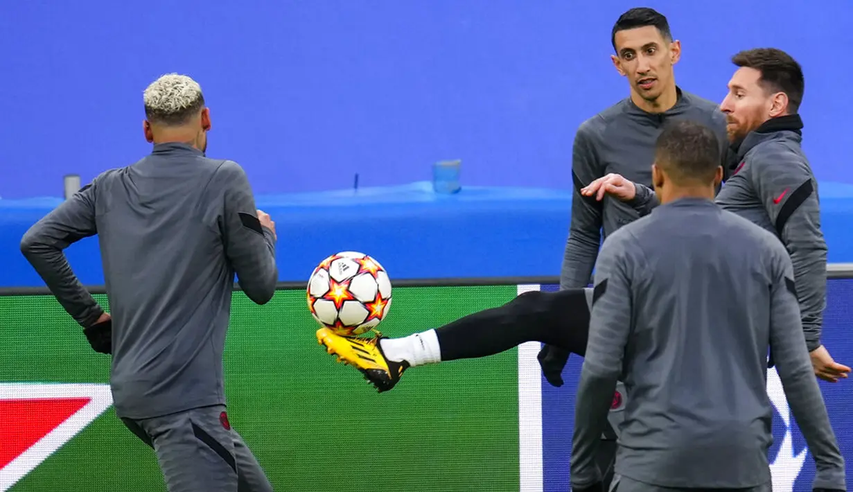 Pemain Paris Saint-Germain Lionel Messi (kanan) mengontrol bola saat sesi latihan di Stadion Bernabeu, Madrid, Spanyol, 8 Maret 2022. Paris Saint-Germain akan menghadapi Real Madrid pada pertandingan sepak bola Liga Champions. (AP Photo/Manu Fernandez)
