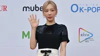 Penyanyi Korea Selatan, Taeyeon, berpose di karpet merah Gaon Chart Music Awards ke-11 di Seoul pada 27 Januari 2022. (Jung Yeon-je/AFP)