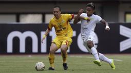 Gelandang Persebaya Surabaya, Osvaldo Haay, berebut bola dengan gelandang Bhayangkara FC, Lee Yujun, pada laga Shopee Liga 1 di Stadion Patriot Chandrabhaga, Bekasi, Sabtu (31/8). Persebaya menang 2-0 atas Bhayangkara. (Bola.com/Yoppy Renato)