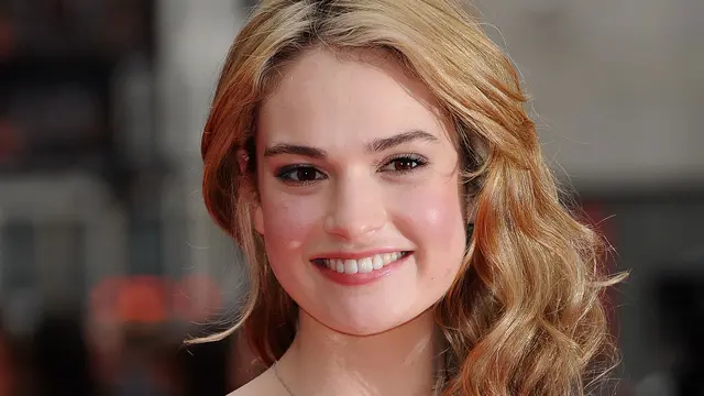 [Bintang] Ketika Lily James Jadi Cinderella di Dunia Nyata