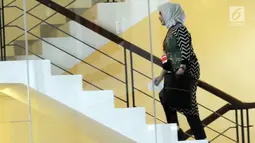 Dirut Pertamina, Nicke Widyawati (hijab) menaiki tangga untuk menjalani pemeriksaan di Gedung KPK, Jakarta, Senin (10/6/2019). Nicke Widyawati diperiksa sebagai saksi untuk tersangka mantan Dirut PLN Sofyan Basir terkait kasus dugaan suap proyek pembangunan PLTU Riau-1. (merdeka.com/Dwi Narwoko)