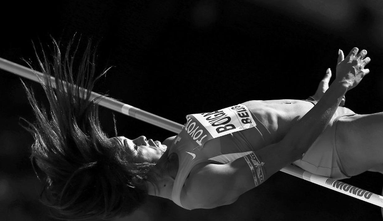 Aksi atlet AS, Erica Bougard, di lompat tinggi nomor heptatlon putri Kejuaraan Dunia Atletik 2015 di Stadion Nasional, Beijing, Tiongkok. (22/8/2015). (AFP Photo/Adrian Dennis)