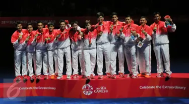 Tim Bulutangkis Indonesia berfoto usai pengalungan medali di nomor beregu putra di Singapore Indoor Stadium, Singapura, Jumat (12/6/2015). Tim Bulutangkis Indonesia menang 3-2 atas Thailand dan berhak atas medali emas. (Liputan6.com/Helmi Fithriansyah)