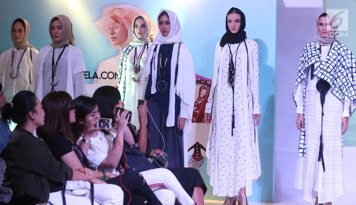 Sejumlah model berpose mengenakan koleksi desainer Indonesia Fashion Chamber (IFC) dalam Fimela Fuchsia Market 2018 di Kota Kasablanka, Jakarta, Sabtu (26/5). (Liputan6.com/Arya Manggala)