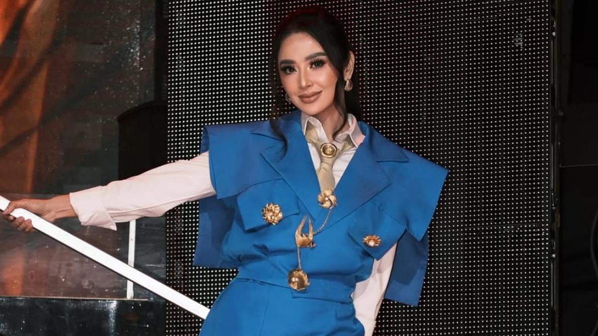 Dewi Perssik Saat Jadi Juri Dangdut Academy 8, Fashionable