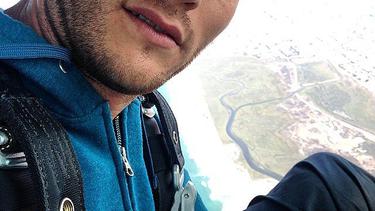 15 Pria Ganteng Yang Punya Gaya Selfie Seksi Fimela Fimela Com