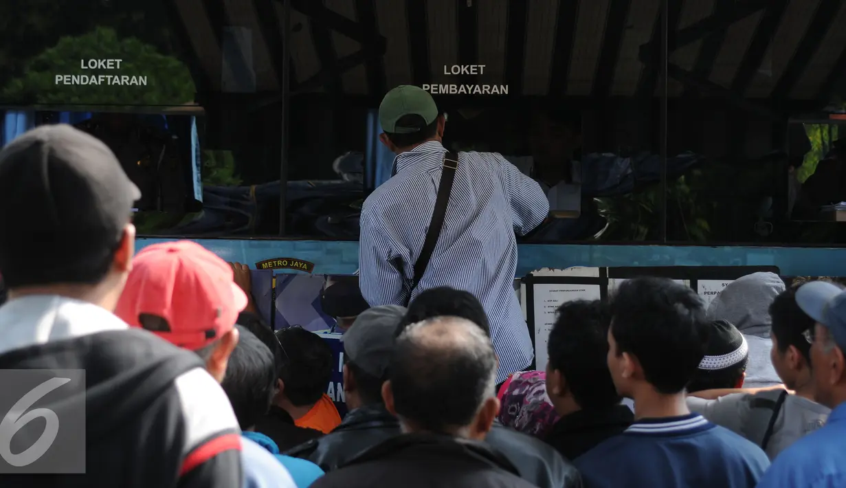 Warga melakukan pembayaran di Gerai Samsat Keliling di Jalan Kalibata Raya, Jakarta, Senin (11/7). Pasca libur lebaran 2016, gerai Samsat Keliling kembali beroperasi melayani pembayaranpajak kendaraan bermotor. (Liputan6.com/Helmi Fithriansyah)