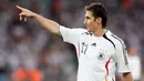Miroslav Klose dari Jerman merupakan top skor Piala Dunia 2006 dengan torehan 5 Gol. Pemain spesialis Piala Dunia ini mengukuhkan diri sebagai pemain dengan jumlah gol terbanyak di sepanjang sejarah Piala Dunia dengan 16 gol. (AFP/Patrik Stollarz)