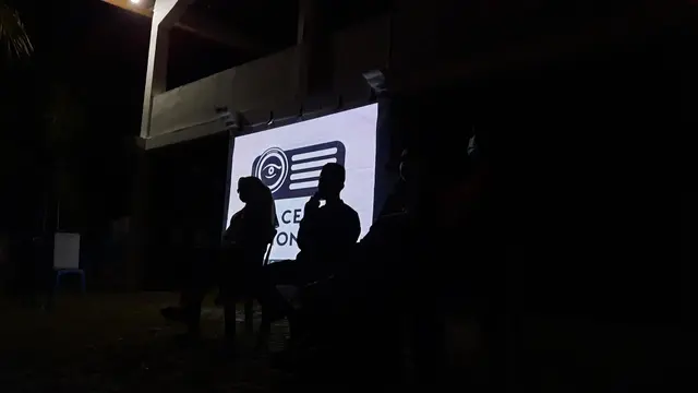 Sesi diskusi di akhir nobar 8:45 yang KontraS Aceh adakan (Liputan6.com/Rino Abonita)