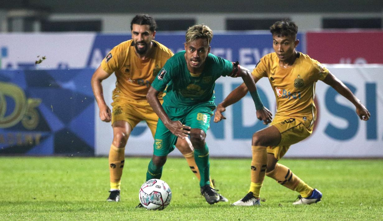 Persebaya Surabaya tidak menunggu lama untuk memberi ancaman. Baru menit keenam, kapten Alwi Slamat sudah membukukan peluang. (Bola.com/Bagaskara Lazuardi)