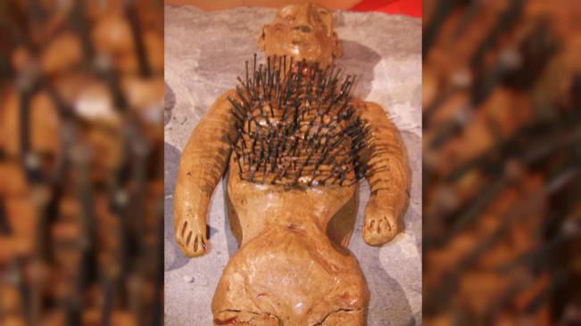 Boneka voodoo di Museum of Witchcraft. (Sumber Wikimedia Commons)