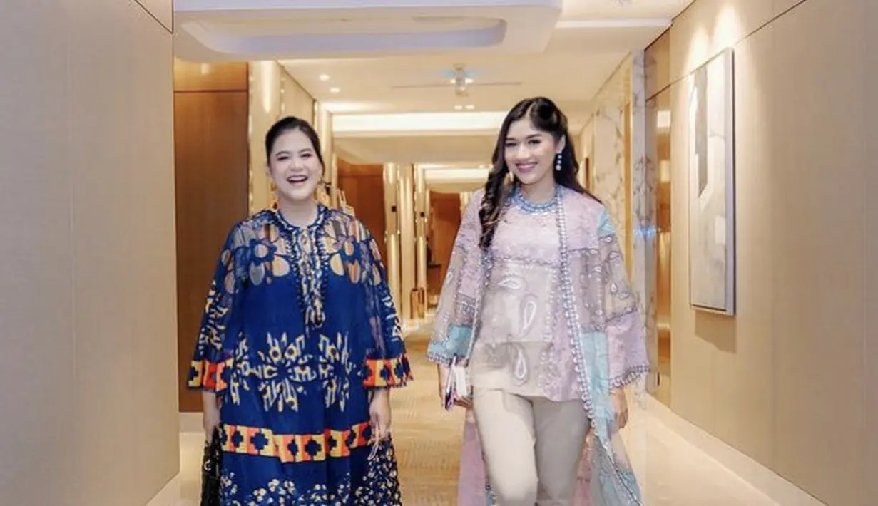 Kahiyang dan Erina juga tampil di fashion show Biyan koleksi Spring/Summer. [@doleytobing]