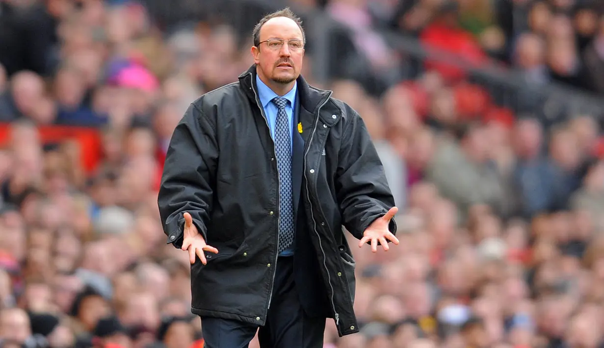 Manajer Liverpool, Rafael Benitez, memberikan instruksi kepada anak asuhnya saat melawan Manchester United. Musim 2008-2009, Liverpool tampil cukup memikat namun sayang mereka harus finish sebagai runner-up. (AFP/Andrew Yates)