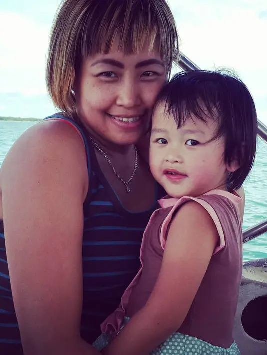 Pinkan Mambo kerap membagikan kebersamaannya dengan buah hatinya di Instagram. Salah satunya saat ia menghabiskan waktu dengan Queen Chara. (Foto: instagram.com/pinkan_mambo)