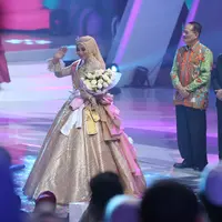 Ajang pencarian bakat Puteri Muslimah Asia akhirnya telah mencapai puncaknya. Senin, 7 Mei 2018 telahdiumumkan satu nama yang berhasil merebut kemenangan. Uyaina Arshad, finalis asal Malaysia yang berhasil memenangkannya. (Nurwahyunan/Bintang.com)