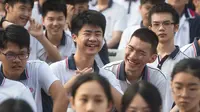 Para siswa sebelum upacara pembukaan semester baru di SMA Wuhan di Wuhan, Provinsi Hubei, China, 1 September 2020. Total 2.842 TK, sekolah dasar dan sekolah menengah di Wuhan, kota besar yang pernah dilanda parah covid-19, telah dibuka kembali untuk sekitar 1,4 juta siswa. (Xinhua/Xiao Yijiu)