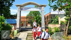 Sejumlah murid SDN Malaka Sari 14 saat pulang sekolah dari SDN Malakasari 01 Pagi yang letaknya masih satu komplek, Jakarta, Senin (2/5). Ratusan murid terpaksa harus menumpang ke sekolah lain untuk tetap bisa belajar. (Liputan6.com/Yoppy Renato)