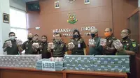 Foto : Kepala Kejaksaan Tinggi NTT, Dr. Yulianto saat menggelar konferensi pers, Senin (22/6/2020) (Liputan6.com/Ola Keda)