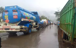 Sopir truk terjebak banjir Konawe Utara, mereka terhambat hingga 4 hari sejak minggu.