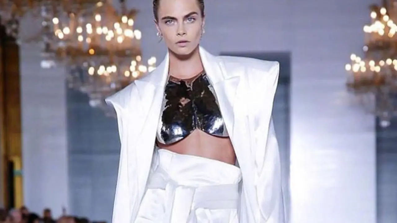 Cara Delevigne Kembali ke Runway Setelah Jalani Pengobatan Mental