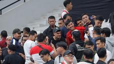 Pemain baru Persija Jakarta, Shayne Pattynama meladeni para penonton untuk berfoto bersama setelah laga Piala Asia Futsal 2026 antara Timnas Futsal Indonesia melawan Irak di Indonesia Arena, Senayan, Jakarta, Sabtu (31/01/2026). (Bola.com/Bagaskara Lazuardi)