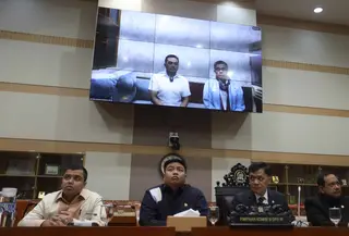 Kasus ini bermula ketika, Amsal Sitepu, seorang videografer di Sumatera Utara ditetapkan sebagai tersangka dalam perkara dugaan korupsi dalam kegiatan pembuatan video profil desa di Kabupaten Karo. Tampak dalam foto, Ketua Komisi III Dewan Perwakilan Rakyat Republik Indonesia (DPR RI), Habiburokhman (ketiga kiri) saat menggelar Rapat Dengar Pendapat Umum (RDPU) terkait kasus videografer Amsal Sitepu yang menjadi terdakwa kasus dugaan korupsi dalam kegiatan pembuatan video profil desa di Ruang Rapat Komisi III DPR RI, Kompleks Parlemen, Senayan, Jakarta, pada Senin (30/3/2026). (Kapanlagi.com/Budy Susanto)