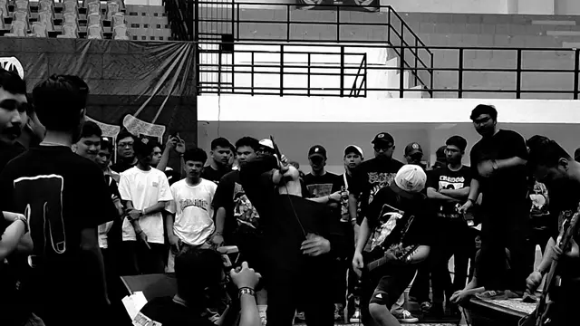 Suasana di arena mosh pit 'Holiday Spree' yang digelar di Banda Aceh (Liputan6.com/Rino Abonita)