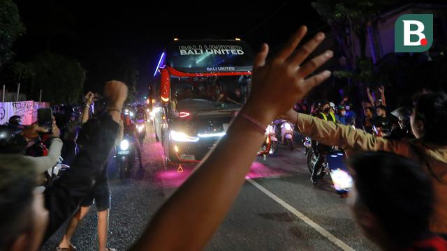 Foto: Juarai BRI Liga 1 2021/2022, Suporter Bali United Turun ke Jalan untuk Rayakan Keberhasilan Tim Kesayangan
