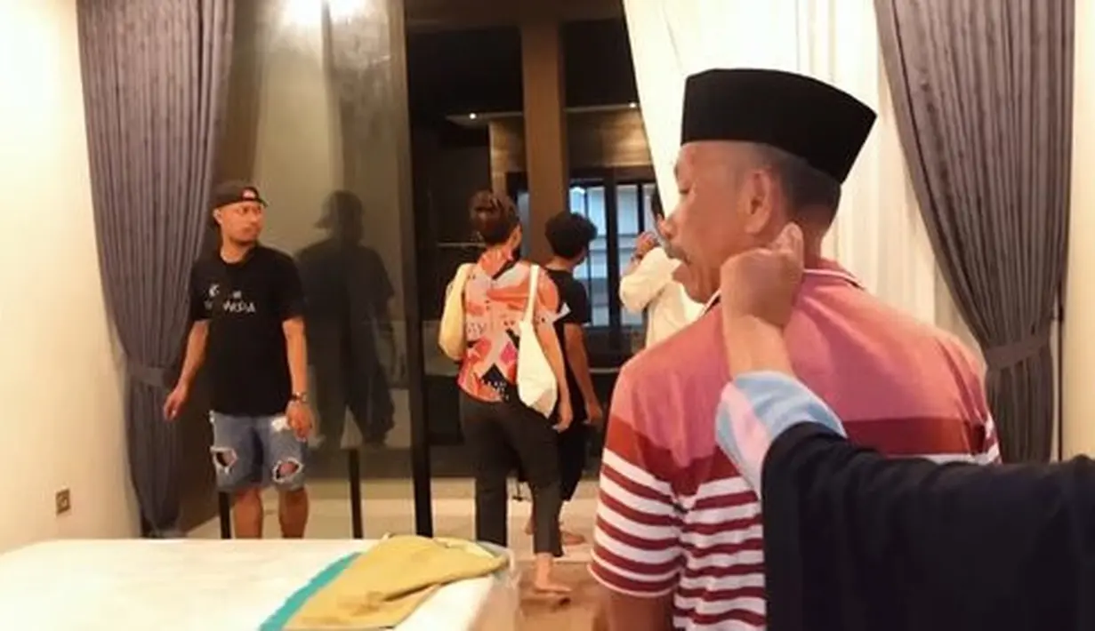 Momen itu jadi pertemuan hangat Indah dengan keluarga suami. Jika sebelumnya Indah yang terbang ke Wakatobi, kini giliran ia jadi host untuk mertua. [Instagram/indahpermatas]