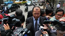 Pengacara keluarga Susilo Bambang Yudhoyono (SBY), Palmer Situmorang menjawab pertanyaan wartawan saat di Gedung KPK, Jakarta, Selasa (31/3/2015). (Liputan6.com/Herman Zakharia)