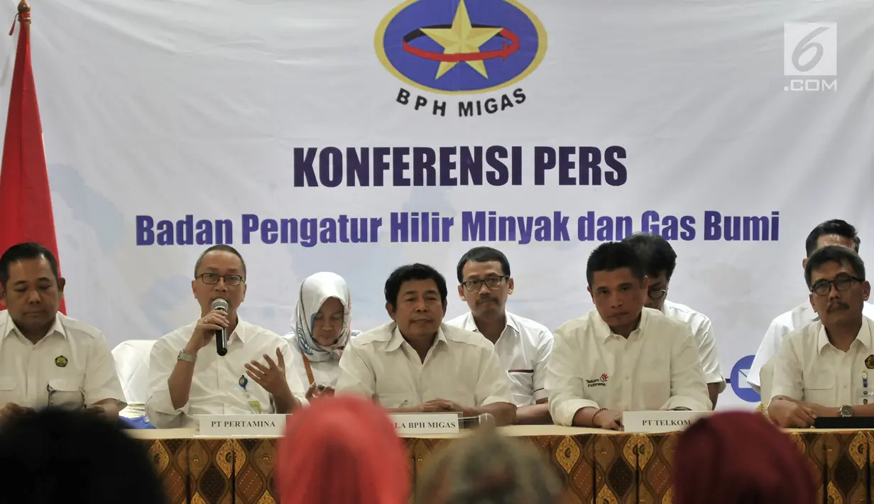 Senior Vice President Corporate ICT PT Pertamina Jeffrey Tjahja Indra (kedua kiri) saat konferensi pers kesepakatan BPH Migas, PT Pertamina dan PT Telkom terkait Digitalisasi Nozzle di Kantor BPH Migas, Jakarta, Senin (13/8). (Merdeka.com/Iqbal S Nugroho)