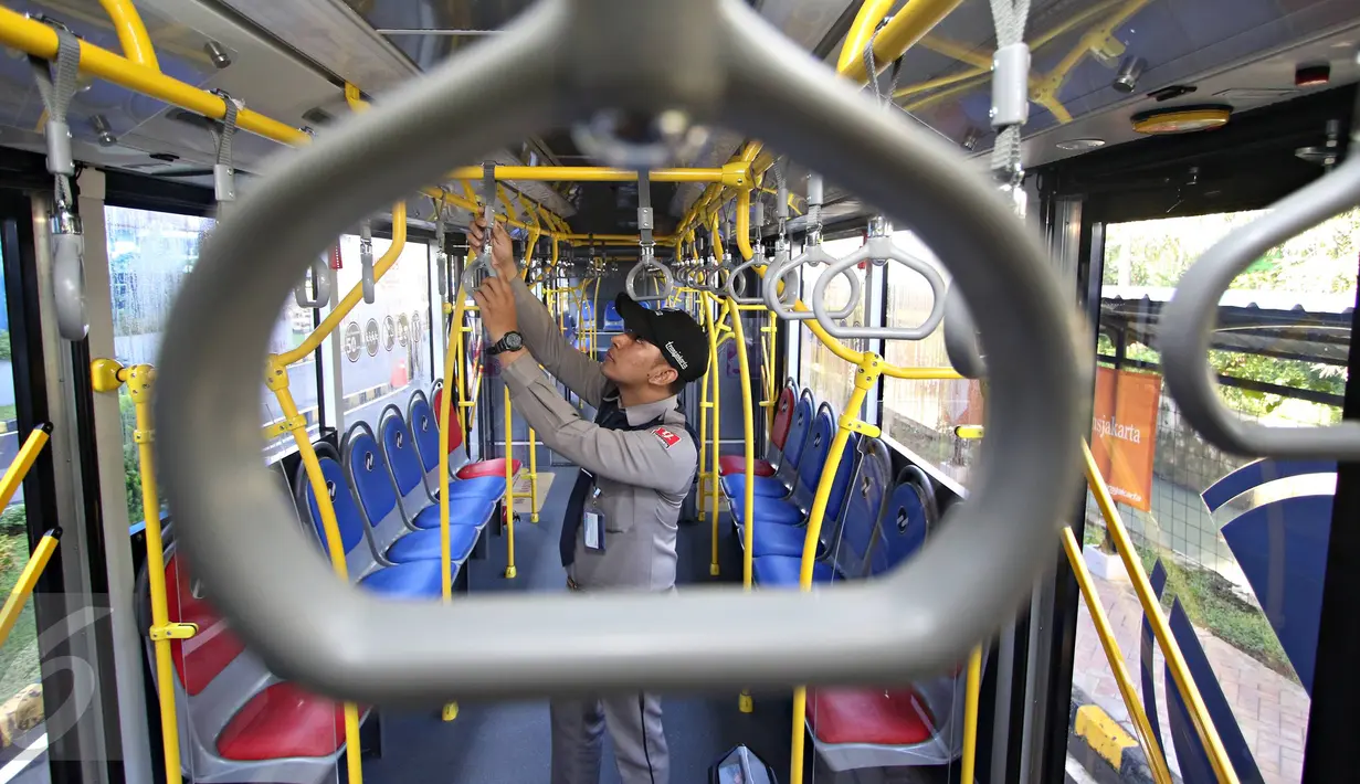 Petugas melakukan pengecekan pada bus Transjakarta baru saat peluncuran di Jakarta, Senin (18/4). Transjakarta resmi meluncurkan 600 unit bus single dan 51 bus gandeng baru yang akan menyebar di 17 rute. (Liputan6.com/Immanuel Antonius)