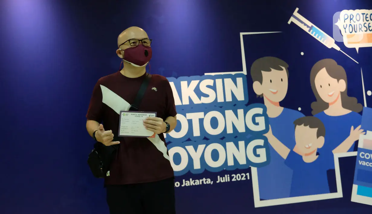 Vaksinator saat pose usai mengikuti Vaksinasi Gotong Royong yang digelar Asosiasi Fintech Pendanaan bersama Indonesia (AFPI), di Jakarta, Rabu (28/07/2021). AFPI dan seluruh platform Fintech Pendanaan menunjukkan komitmen berkelanjutan membantu penanganan pandemi Covid-19. (Liputan6.com/HO/Ading)