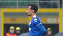 Pemain Como, Dele Alli, meninggalkan lapangan setelah mendapat kartu merah saat melawan AC Milan pada laga Liga Italia di Stadion San Siro, Minggu (16/3/2025). (AP Photo/Antonio Calanni)