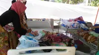 Bayi Gempita dan bersama bayi-bayi lainnya yang dirawat di halaman RSUD Selong, Lombok Timur. (Liputan6.com/Sunariyah)