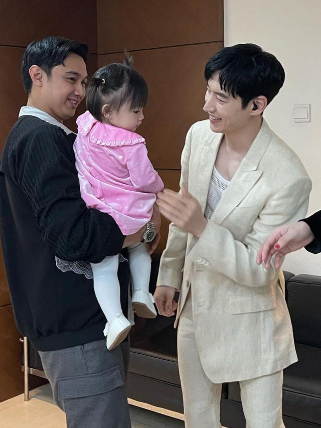 6 Potret Akrab Felicya Angelista dan Caesar Hito dengan Lee Je Hoon, Bak Bestie