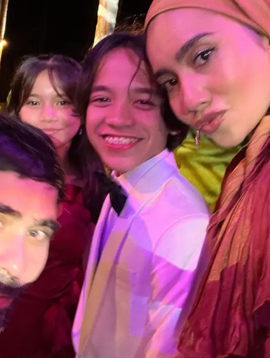 Sementara itu, saat resepsi pernikahan BCL dan Tiko memilih konsep modern. BCL dengan gaun putih strapless, sementara Tiko dan Noah kompak mengenakan jas putih lengkap dengan dasi kupu-kupunya. [@yuna]